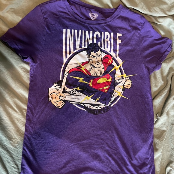 DC Comics “Invincible” Superman Women’s Purple T-Shirt - Picture 2 of 3